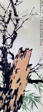 シュ・ベイホン・ジュ・ペオン Painting - 徐北紅の梅の花の古い墨